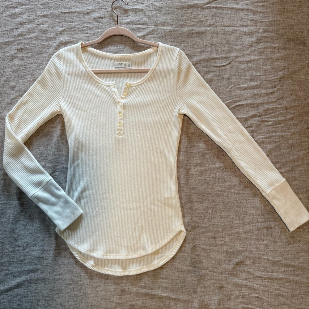 Abercrombie & Fitch Henley Top Size M Cream Ribbed Long Sleeve Curved Hem